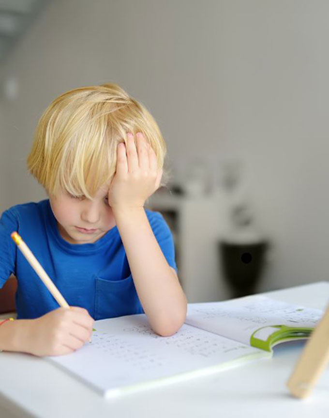 criança com dificuldade de aprendizado na escola