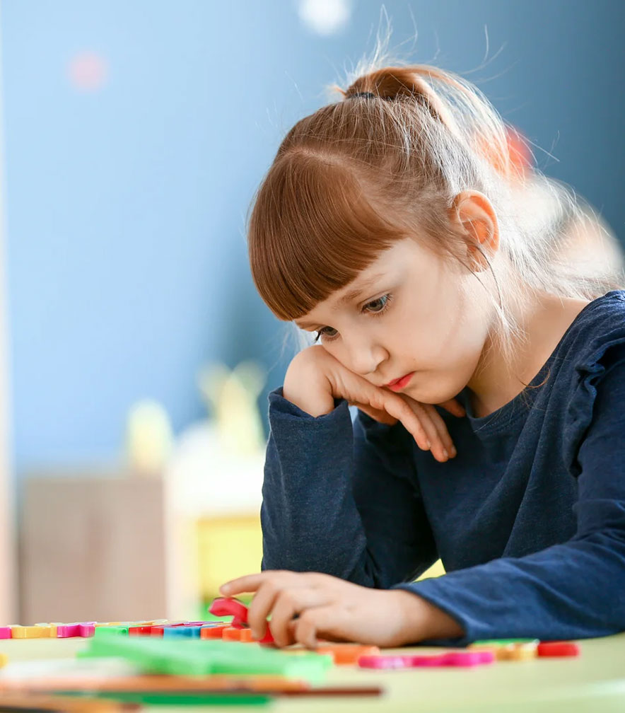 criança pequena com Transtorno de aprendizagem