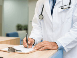 médico fazendo Laudo PCD