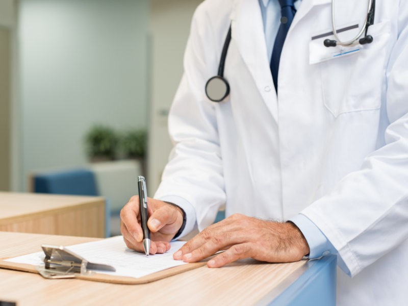 médico fazendo Laudo PCD