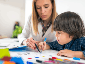 neurologista fazendo teste de autismo em crianças