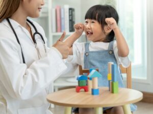 Quando procurar um neuropediatra ao perceber atraso no desenvolvimento infantil?